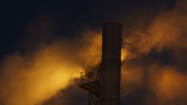 Schoorsteen op raffinaderij gasfabriek — Stockvideo