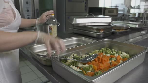 Kobieta, rozprzestrzeniania się warzywa w stołówce kitchen — Wideo stockowe