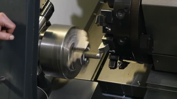 Trabajador que controla moderna mashine de metal — Vídeos de Stock