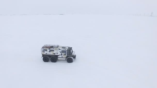 Grandes unidades de camiones por campos nevados — Vídeo de stock