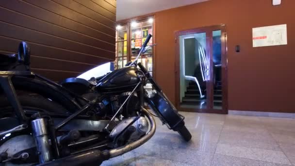 Prostorný pokoj s tmavě motocyklu — Stock video