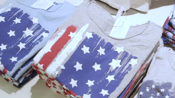 Stojak z składany t-shirty w sklepie — Wideo stockowe