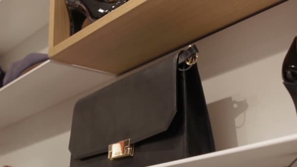 Prateleiras com sapatos e bolsas na loja — Vídeo de Stock