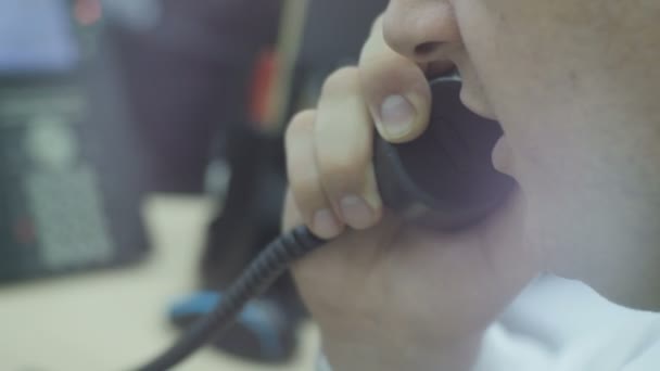 Werknemer praten over telefoon op werk — Stockvideo