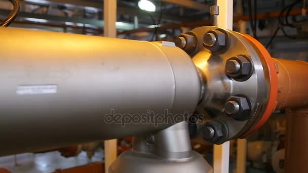 Tubería de gas de metal grande en taller — Vídeo de stock