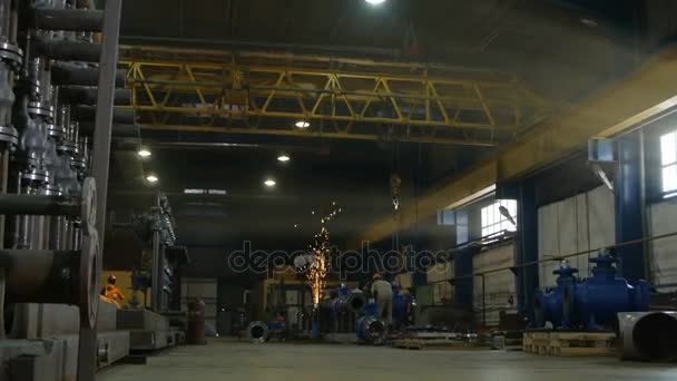 Workers repairing machine in workshop — Stock Video
