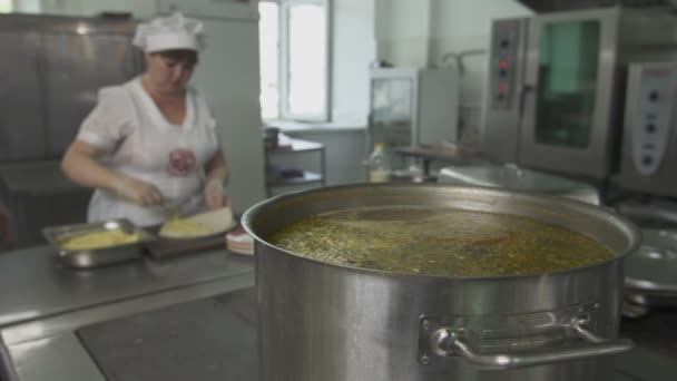 Femmes enveloppant la purée de pommes de terre dans du pain — Video