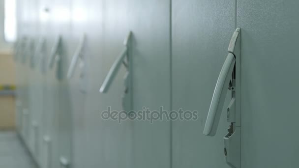 Trabajador abriendo gabinete de metal blanco — Vídeos de Stock