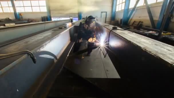 Trabajador de soldadura tubería de hierro grande — Vídeo de stock