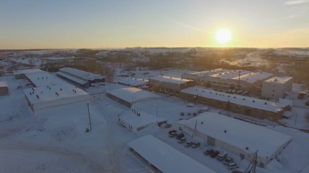 Miasto przemysłowe z domów pokrytych śniegiem — Wideo stockowe