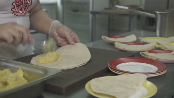 女人在面包中包装土豆泥 — 图库视频影像