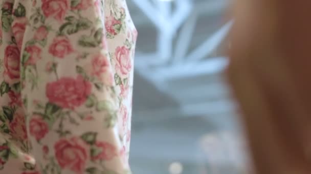 Próbabábu, fehér ruhát rózsaszín rózsa — Stock videók