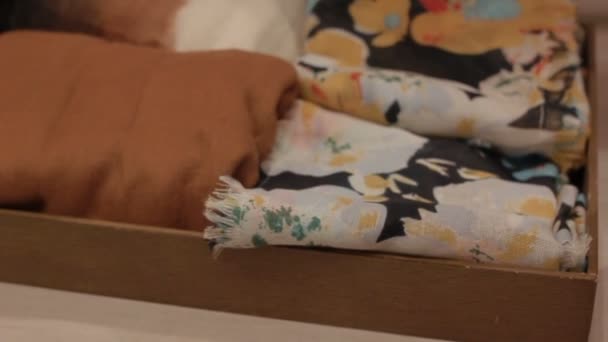 Коробка с шарфами и платками в магазине моды — стоковое видео