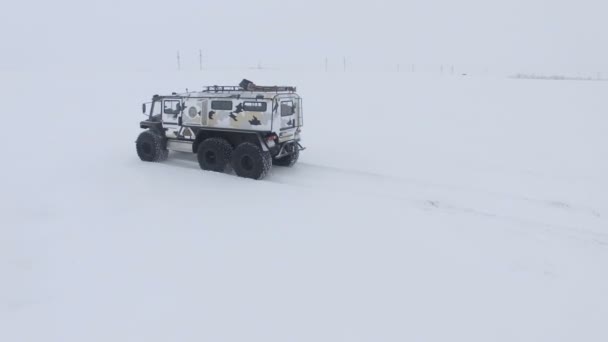 Gros camions conduit par des champs enneigés — Video