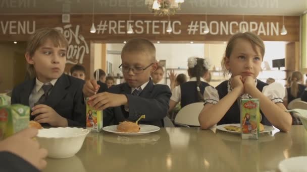 Elever spiser middag på skolemøtet – stockvideo
