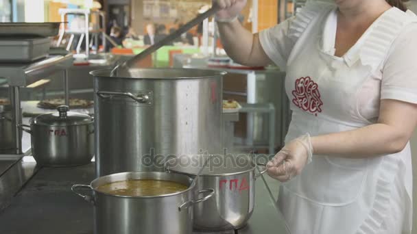 Gieten soep koken in steelpan op keuken — Stockvideo