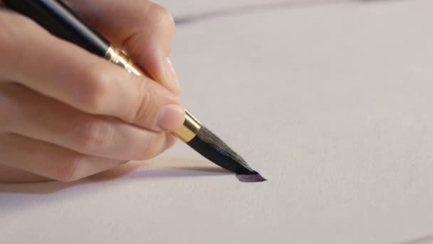 dessin de peintre créatif à l'encre noire 