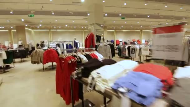 Loja de moda com novas roupas elegantes — Vídeo de Stock