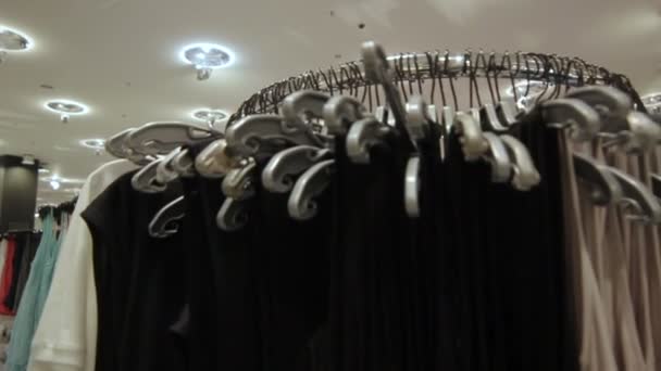 Hängare med klänningar i butik — Stockvideo