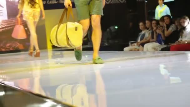 Мужская модель, идущая вдоль подиума — стоковое видео