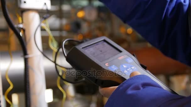 Operaio con telecomando in officina — Video Stock