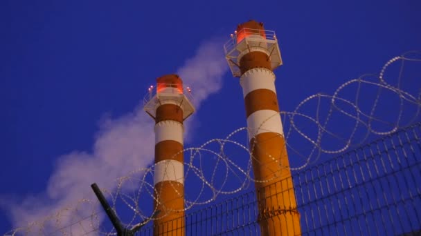 Chimeneas con humo en el complejo de refinería de gas — Vídeo de stock