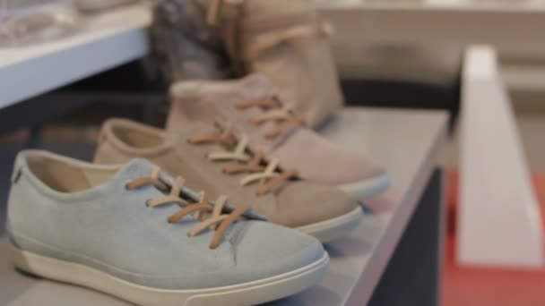 Rek met pastel kleuren mannelijke mocassins — Stockvideo