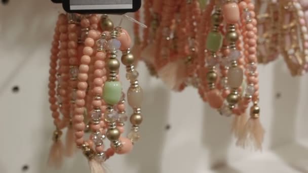 Встаньте гламурний браслети в магазин модного одягу — стокове відео