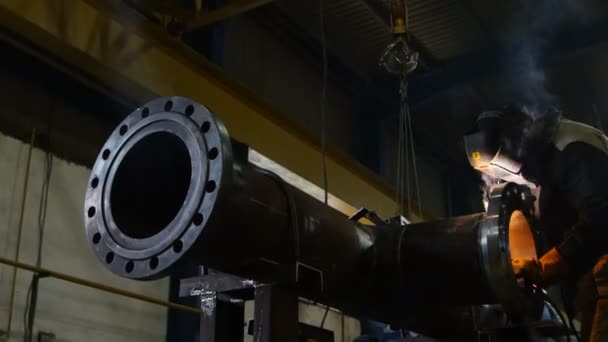 Trabajador soldadura tubo de metal — Vídeos de Stock