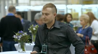 Adam ayakta ışık Oda tabloda tarafından 
