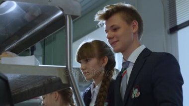 Öğrenci okulda okul kafeteryasında üniforma