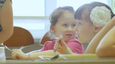 yeme ve masada konuşan kız öğrenciler 