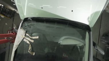 mekanik takım siyah inceleyerek otomobil 