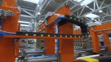 Turuncu ekipman geniş fabrika binası