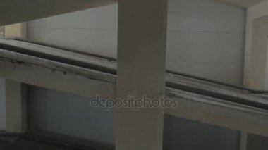 Park içinde rampa aşağı araba araba