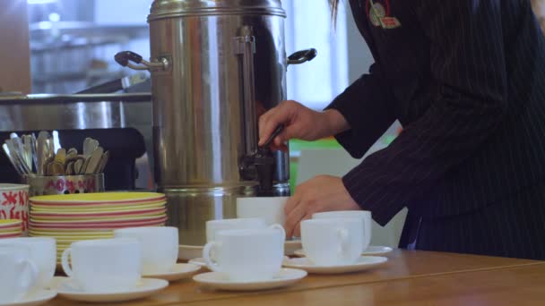 Iskolás jön a teáskanna-tábla — Stock videók