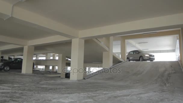 Jazda w dół rampa w parking samochód — Wideo stockowe