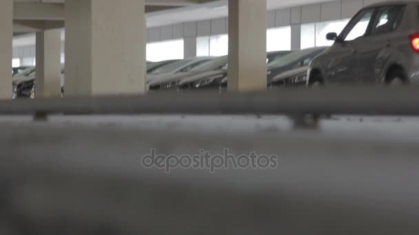 Auto fährt auf Großparkplatz — Stockvideo