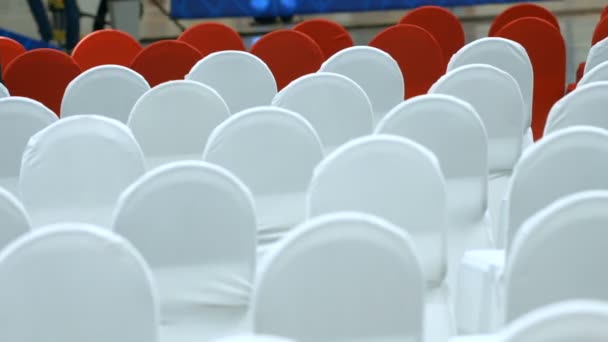 Okrągłe krzesła w jasny przestronny hall — Wideo stockowe