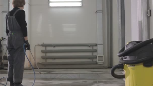 在洗点的现代车工人 — 图库视频影像