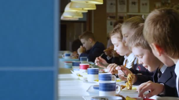 Écoliers manger et parler à la cafétéria — Video