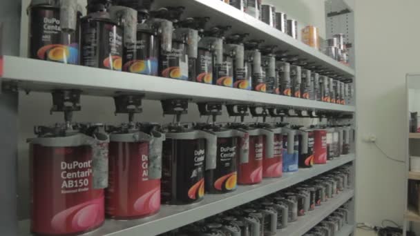 Estantes con líneas de pinturas para automóviles latas — Vídeos de Stock