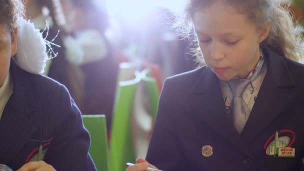 Школярка в переповненому шкільній їдальні — стокове відео
