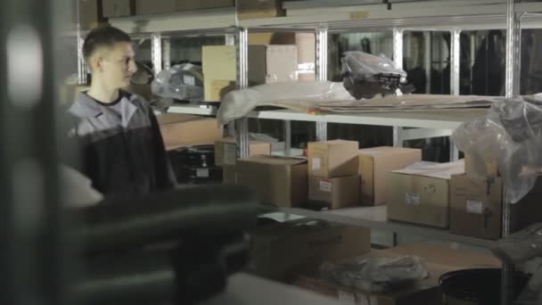 Werknemer nemen detail in cellofaan — Stockvideo