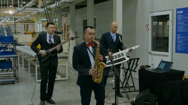 Músicos de ternos tocando instrumentos musicais — Vídeo de Stock