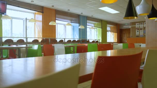 Stoly a židle barva v prázdné restauraci — Stock video