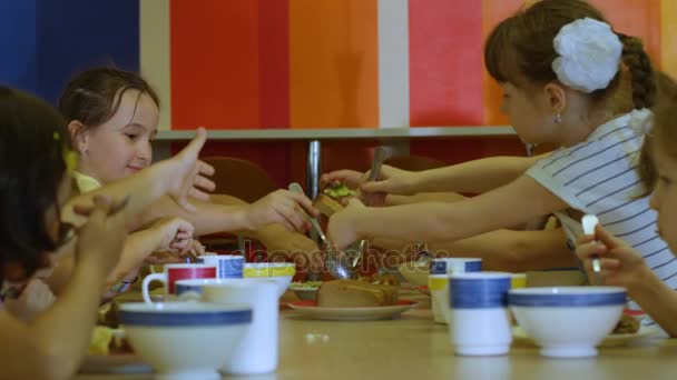 Школярки столом в шкільній їдальні — стокове відео