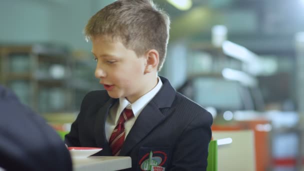 Iskolás, evés és ivás cafeteria iskola — Stock videók