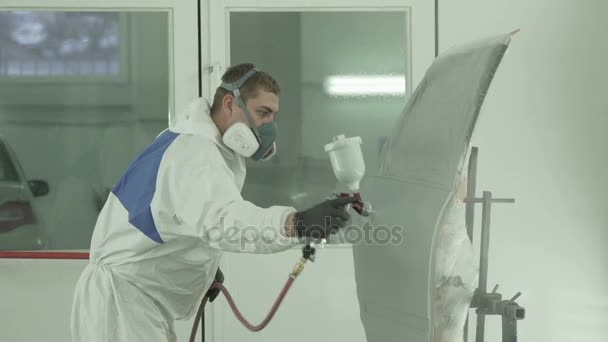 Trabajador pintando puerta de coche — Vídeo de stock