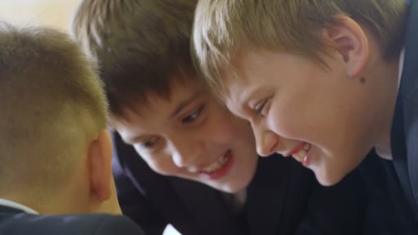 Tři školák smát od smartphone — Stock video